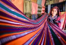 Motif Kapita Perang Menghidupkan Kembali Tenun Koloncucu Ternate