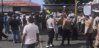 Polisi Bubarkan Paksa Aksi HMI di Ternate