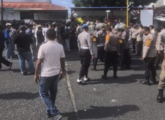 Polisi Bubarkan Paksa Aksi HMI di Ternate