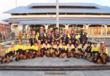 Dari Tenda Jambore Menuju Masa Depan Generasi Maluku Utara Sekda Samsuddin Abdul Kadir, Ketua Kwarda Malut Muhammad Abusama bersama jajaran Kwarda Malut berfoto bersama Kontingen Jamnas XII sebagai simbol kebersamaan dan apresiasi atas perjalanan mereka di Dermaga Pelabuhan Ahmad Yani Ternate, Selasa 1 September 2026. Foto: Biro Adpim Malut.
