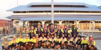 Dari Tenda Jambore Menuju Masa Depan Generasi Maluku Utara Sekda Samsuddin Abdul Kadir, Ketua Kwarda Malut Muhammad Abusama bersama jajaran Kwarda Malut berfoto bersama Kontingen Jamnas XII sebagai simbol kebersamaan dan apresiasi atas perjalanan mereka di Dermaga Pelabuhan Ahmad Yani Ternate, Selasa 1 September 2026. Foto: Biro Adpim Malut.