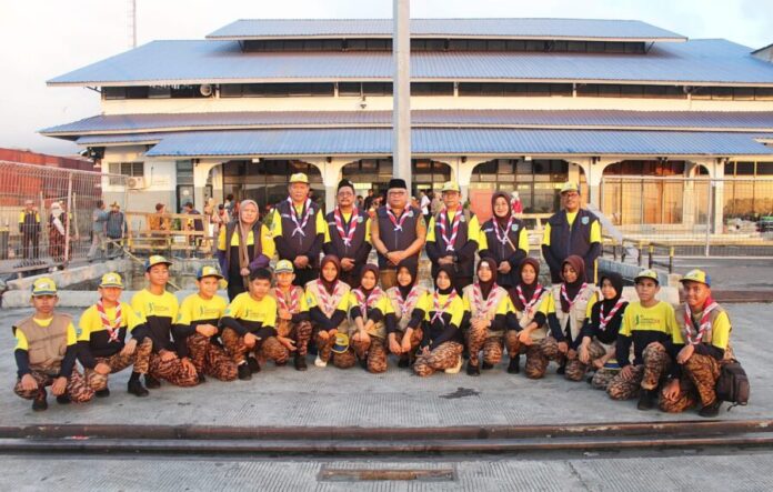 Sekda Samsuddin Abdul Kadir, Ketua Kwarda Malut Muhammad Abusama bersama jajaran Kwarda Malut berfoto bersama Kontingen Jamnas XII sebagai simbol kebersamaan dan apresiasi atas perjalanan mereka di Dermaga Pelabuhan Ahmad Yani Ternate, Selasa 1 September 2026. Foto: Biro Adpim Malut.